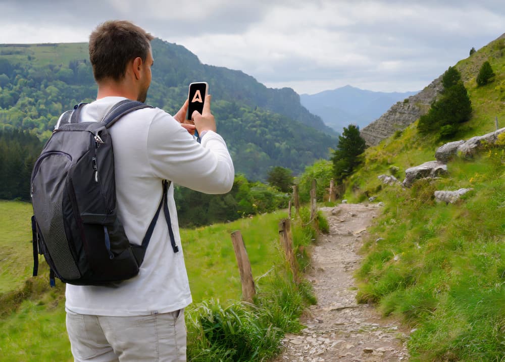 Firefly Iemand Met Een Gsm Die Daarop De Wandelweg Zoekt. In Een Berglandschap