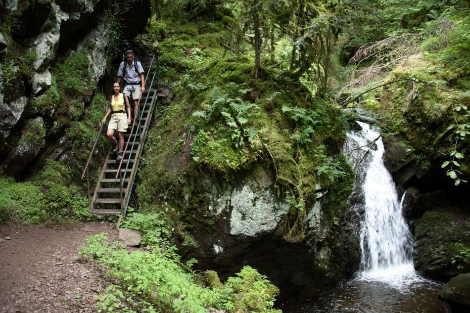 IND14-57-schluchtensteig_zwei_wanderer_in_der_lotenbachklamm-Foto-BichlerSchluchtensteig-Schwarzwald (2)