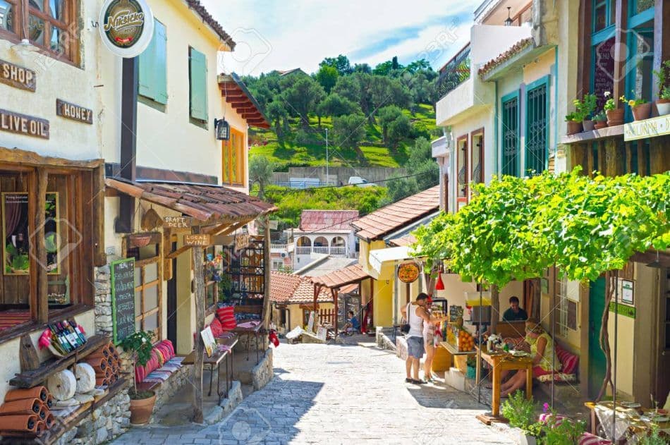 34360219-stari-bar-montenegro-14-juli-2014-de-smalle-toeristenstraat-met-de-souvenirmarkt-talloze-cafes-en-rest_export