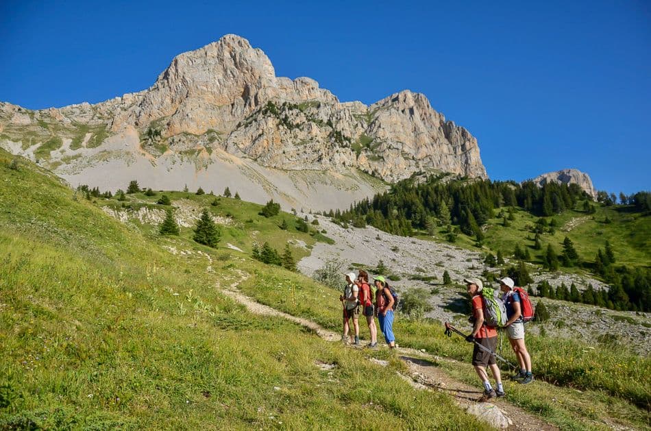 Randonnee en direction du Pas de la Ville et le sommet de Pierre Blanche en arriere plan droite Matthieu Offredi_export_w950