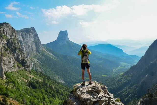 Randonneur au Pas de lAiguille Quentin Vanaker_export_w950