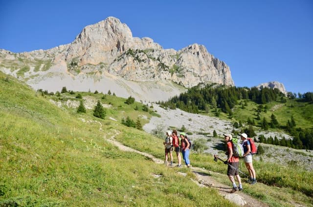 Randonnee-en-direction-du-Pas-de-la-Ville-et-le-sommet-de-Pierre-Blanche-en-arriere-plan-droite-Matthieu-Offredi_export